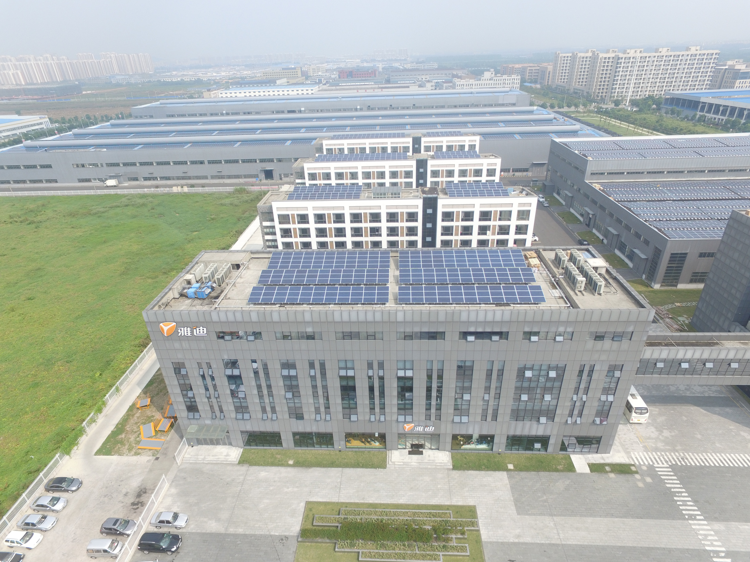 为什么亚马逊要在物流中心屋顶安装太阳能电站?_财经_网